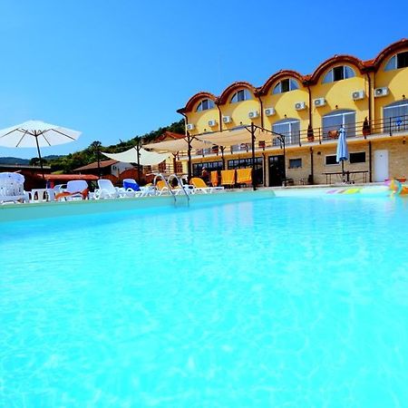 Mai Danube Hotell Ieşelniţa Exteriör bild