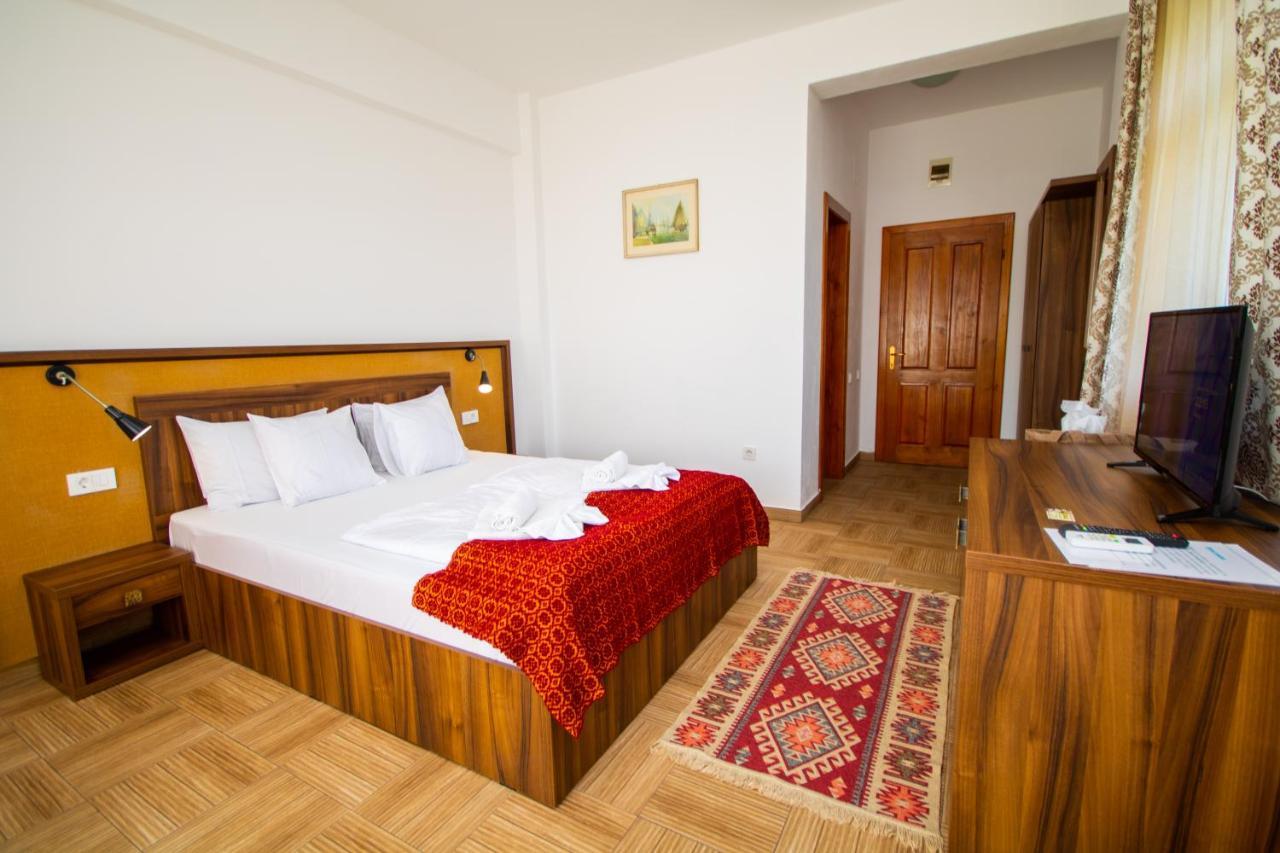 Mai Danube Hotell Ieşelniţa Exteriör bild