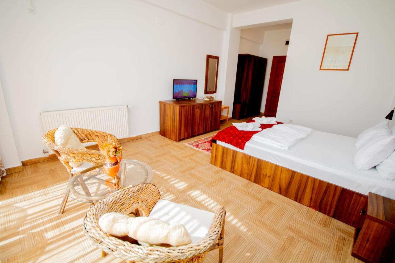 Mai Danube Hotell Ieşelniţa Exteriör bild