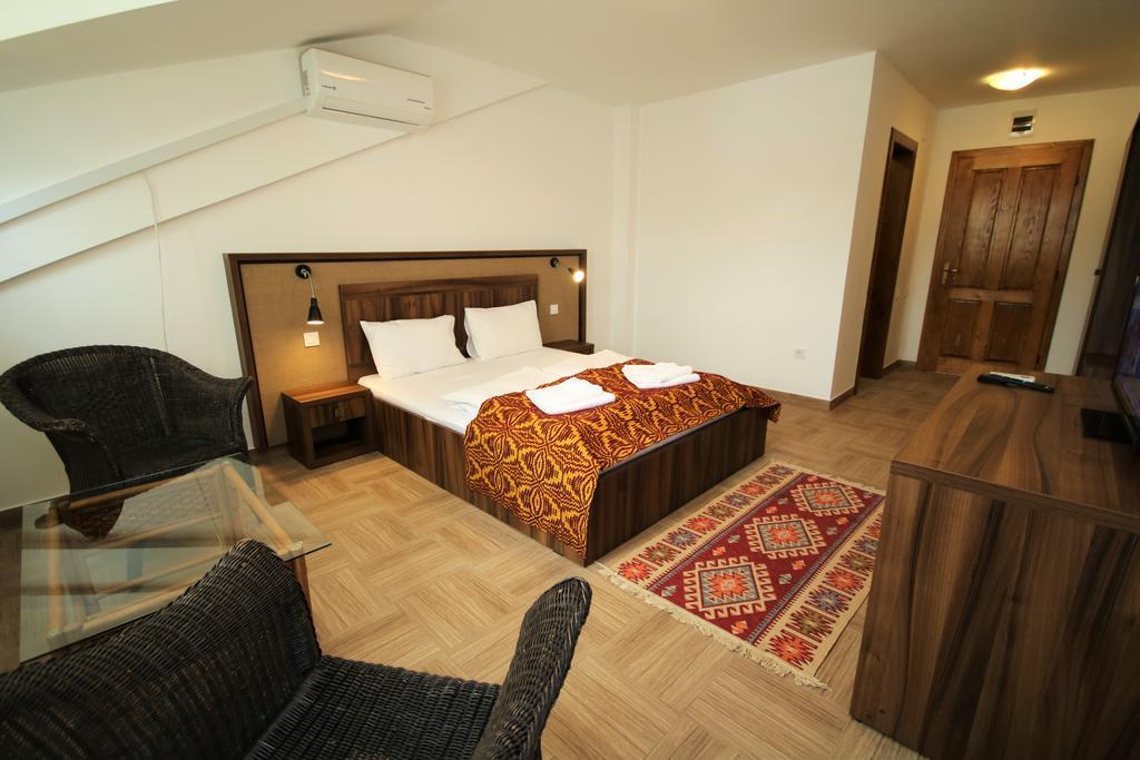 Mai Danube Hotell Ieşelniţa Exteriör bild