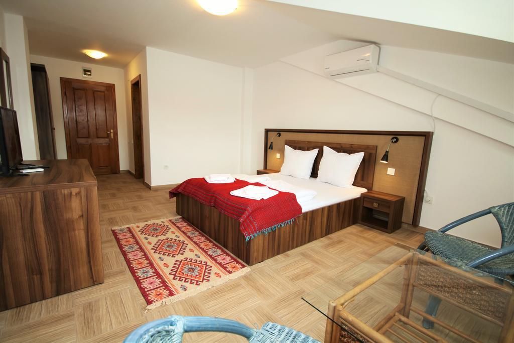 Mai Danube Hotell Ieşelniţa Exteriör bild