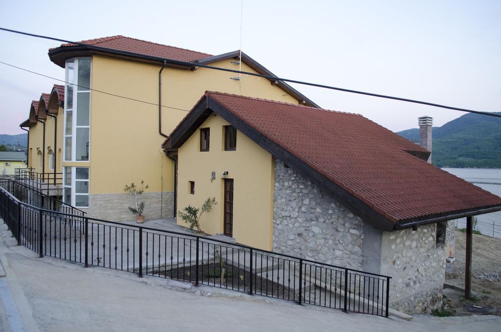 Mai Danube Hotell Ieşelniţa Exteriör bild