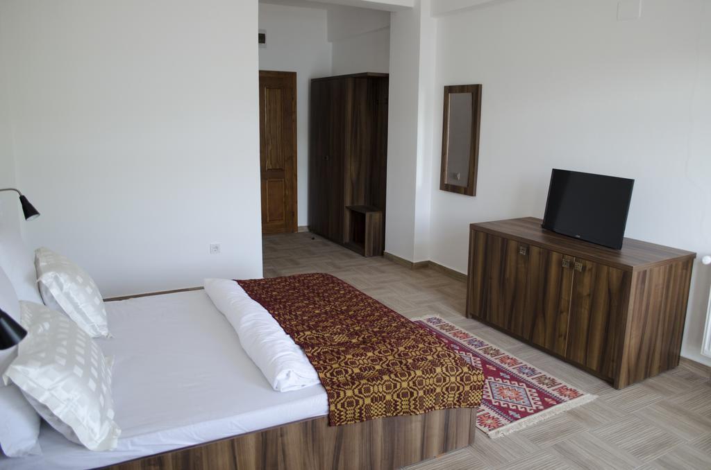 Mai Danube Hotell Ieşelniţa Exteriör bild